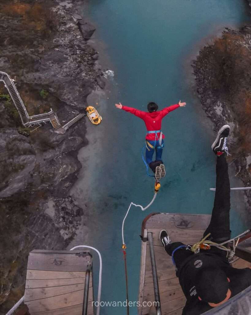 Bungy Jumping, Kawarau Bridge, Queenstown, New Zealand - RooWanders