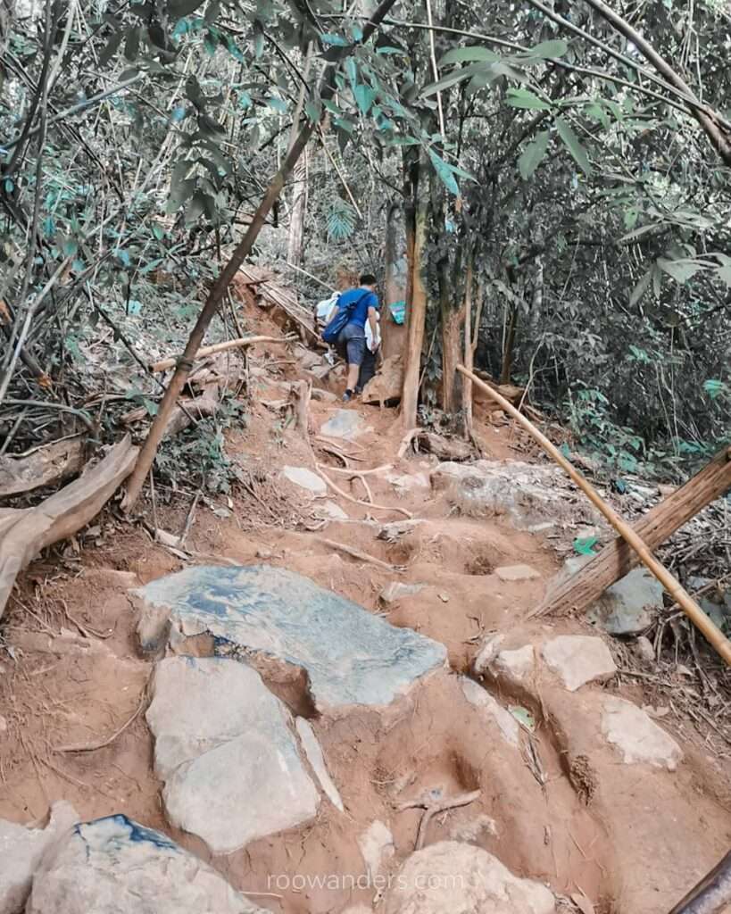Vang Vieng Nam Xay, more rocks, Laos - RooWanders